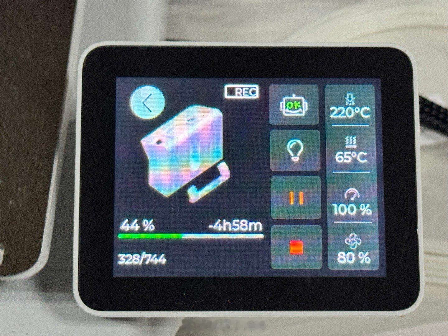 3D打印还真是费时间，打印个手机底座居然得8个多小时[二哈][二哈][二哈]有点