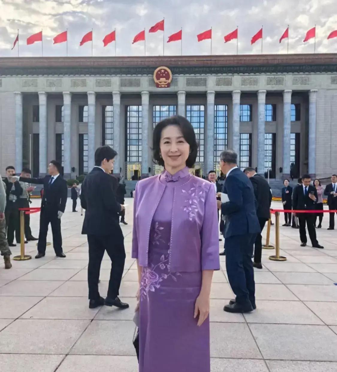 祖国75周年华诞那天，港澳台名人们可是都嗨翻了！何超琼穿旗袍美得不要不要的，何超