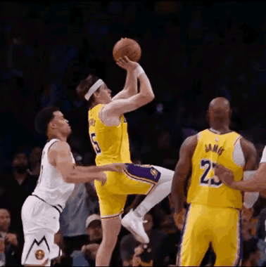 超慢镜头回放里弗斯故意罚球不中然后抢到篮板，骑马射箭拖进加时，这球雷迪克还是有两