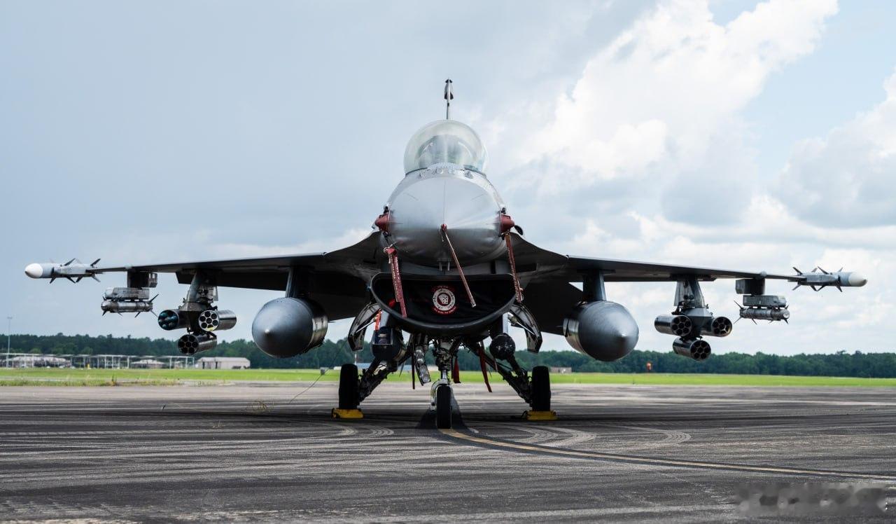 ​美国一架配备 42 枚 APKWS II 导弹（九头蛇火箭弹改装）的 F-16