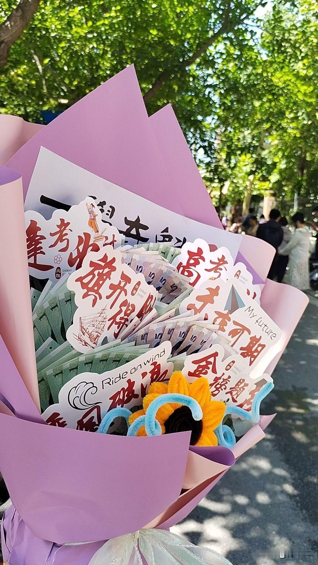 我认为是。高考算是人生路上一次重要考验。考好自然能拥有更好的起点，可人生长路漫漫