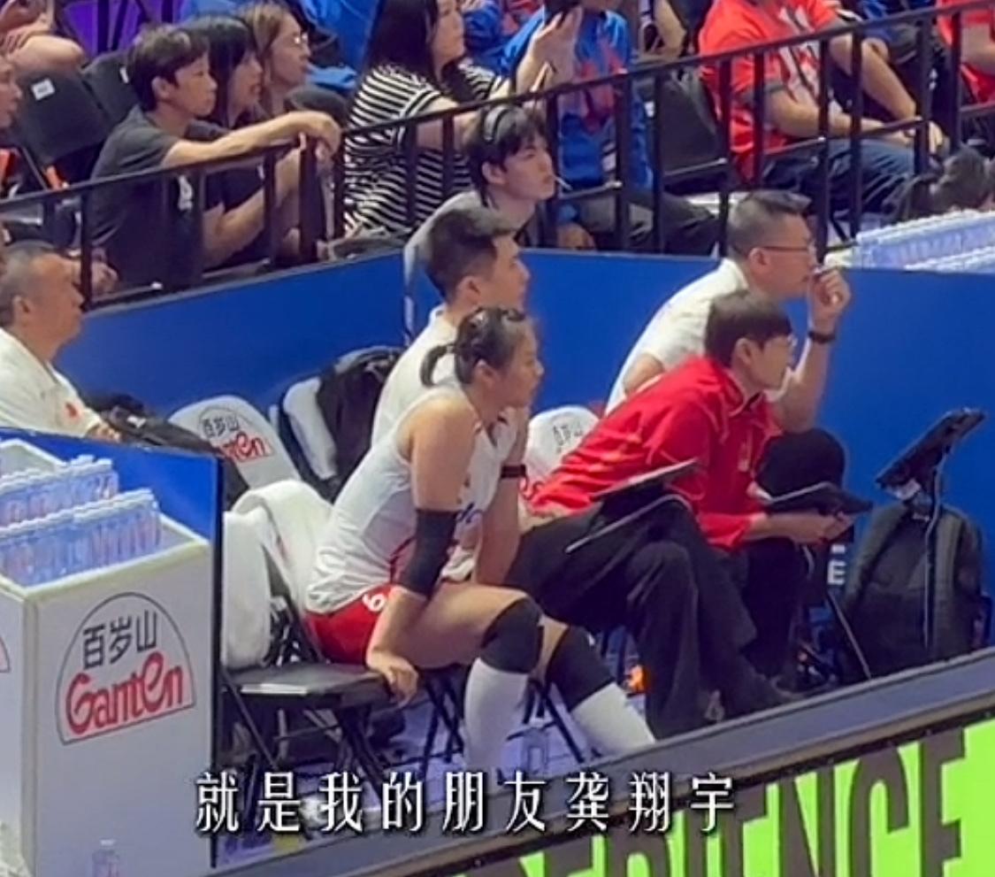 龚翔宇赠送贺希宁比赛门票，一场香港站世界女排联赛赛事让贺希宁感受颇深。

7月1