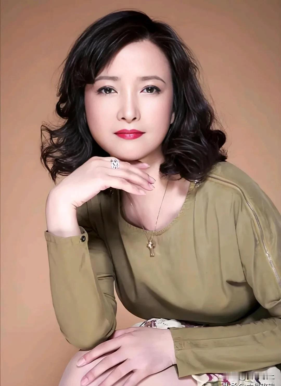 许家啊，争产大戏闹得凶；
说大儿子独占就算了，
说前妻钱该争我也认了；没想到人家