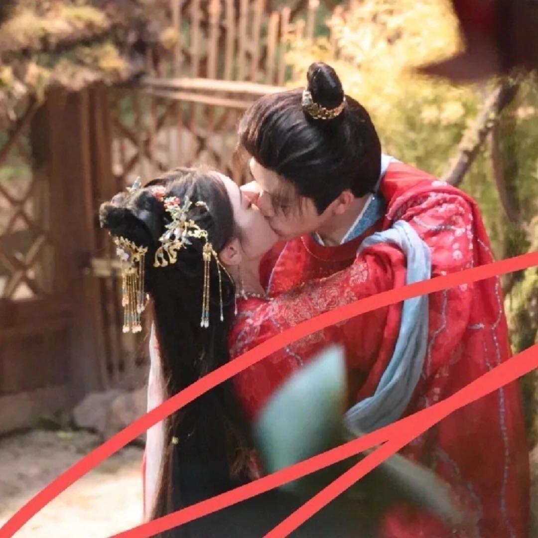 迪丽热巴陈飞宇婚服吻戏路透 迪丽热巴陈飞宇婚服吻戏路透，这么认真，看到令人羡慕了