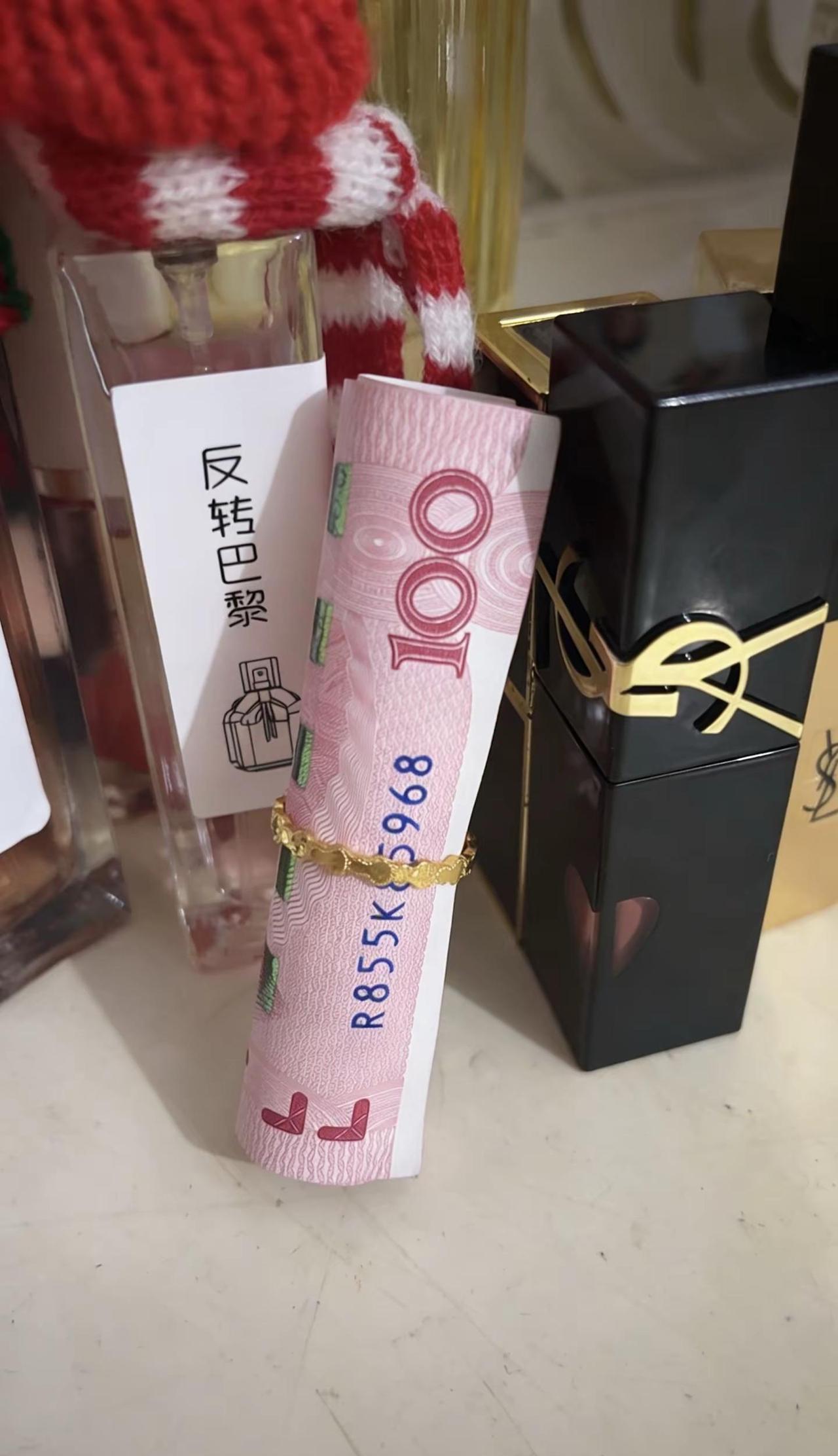 戒指套住人民币，财富环绕，钱和福气都握住，主打一个“指”定发财，