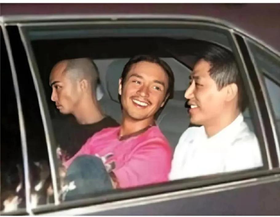 2003年，张国荣生前，留下的最后镜头，照片中的他穿着一件红色短袖，面带笑容，情