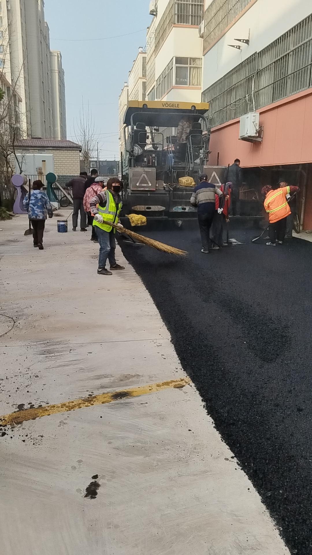 小区改造工程热乎朝天的进行中，为政府部门点赞👍。