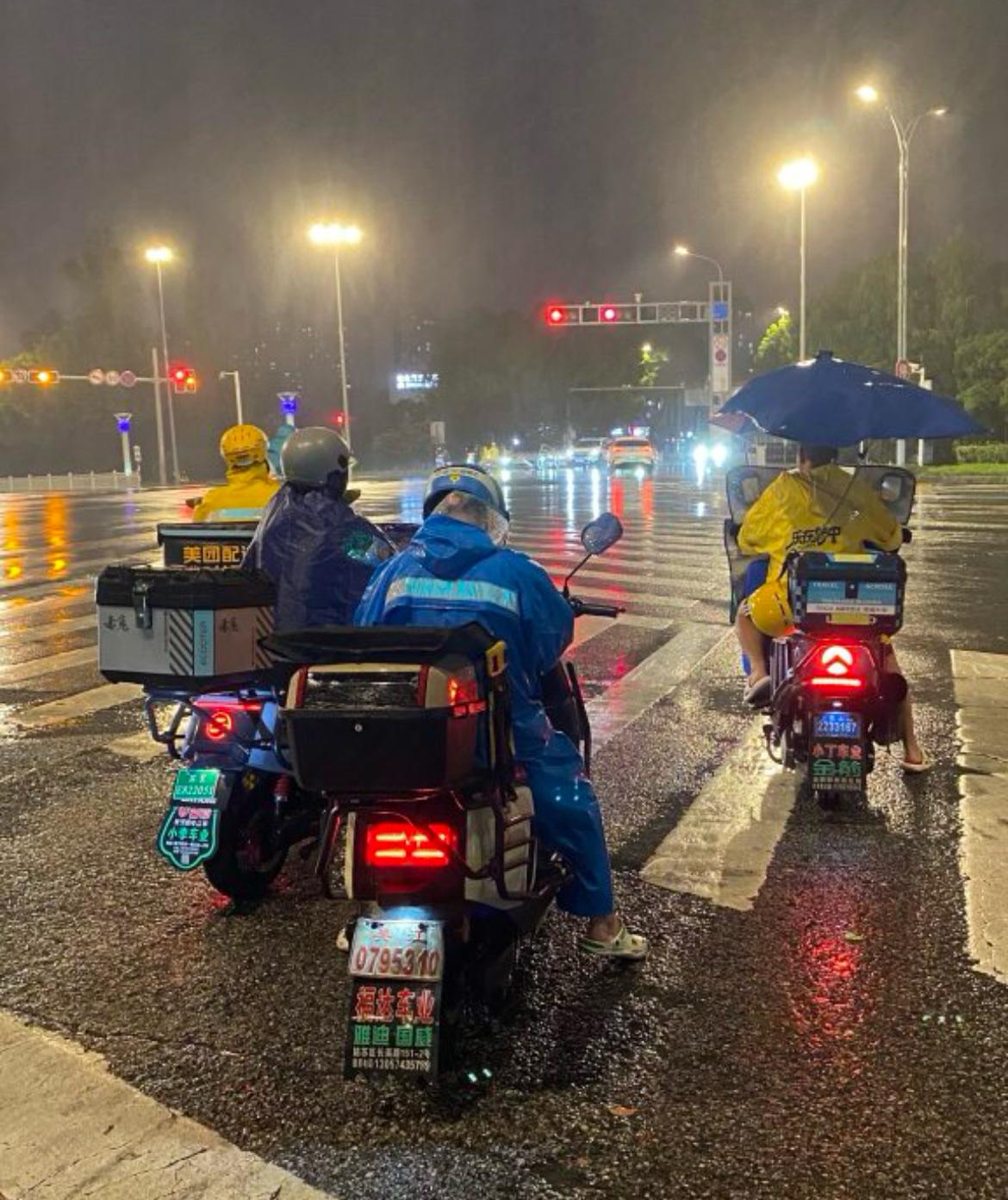 阴天下雨，送外卖超时你们体谅吗会体谅。阴雨天路滑难行，外卖员要冒雨赶路，还可能遇