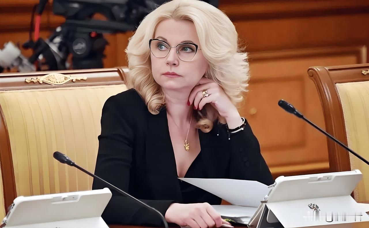 花甲女杰，凭实干稳坐
政坛30年！ 

俄罗斯政坛派系林立、人事变动频繁，很多官