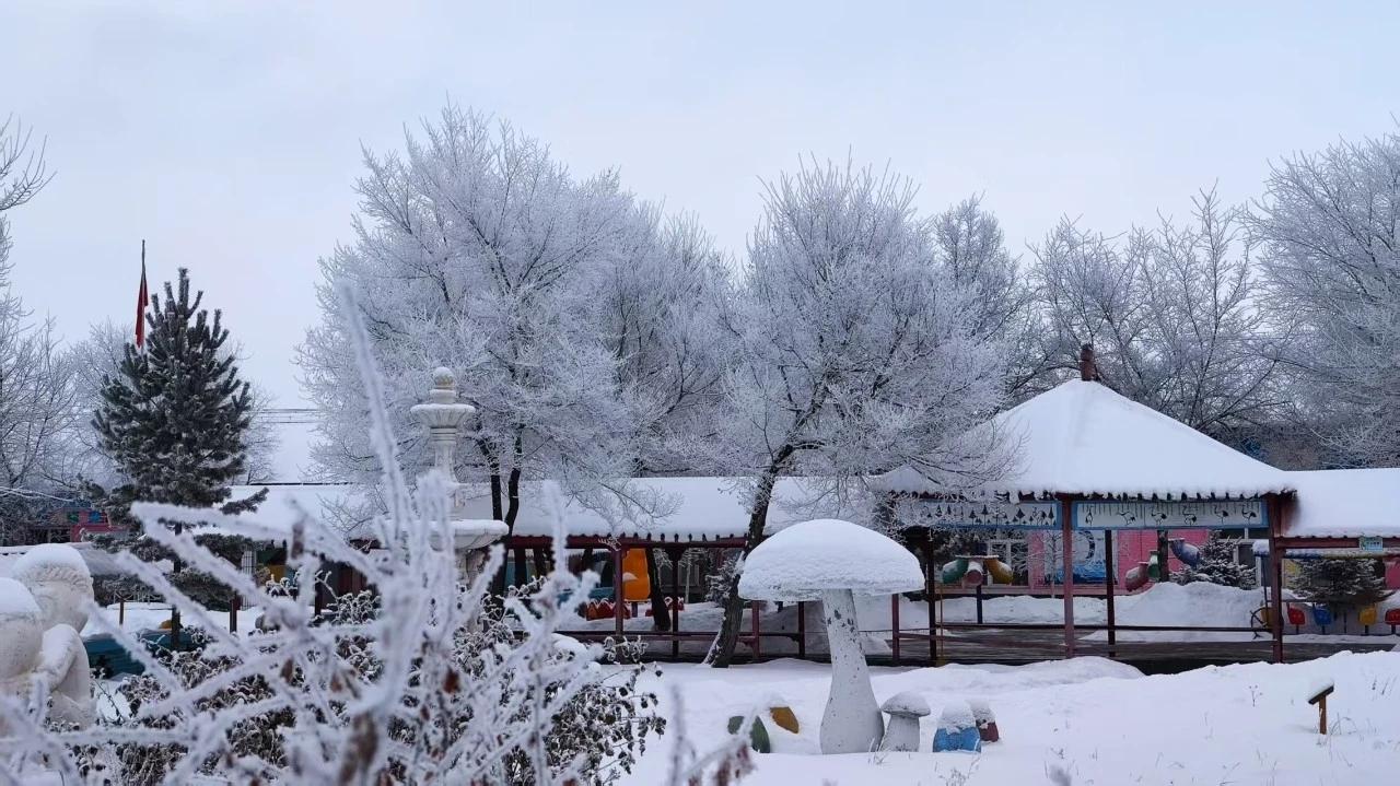 图里河畔雾凇美
摄影配诗书法/侯秉忠
茫茫银涛涌苍穹
壮丽盈目飞晶莹
玉树琼花书