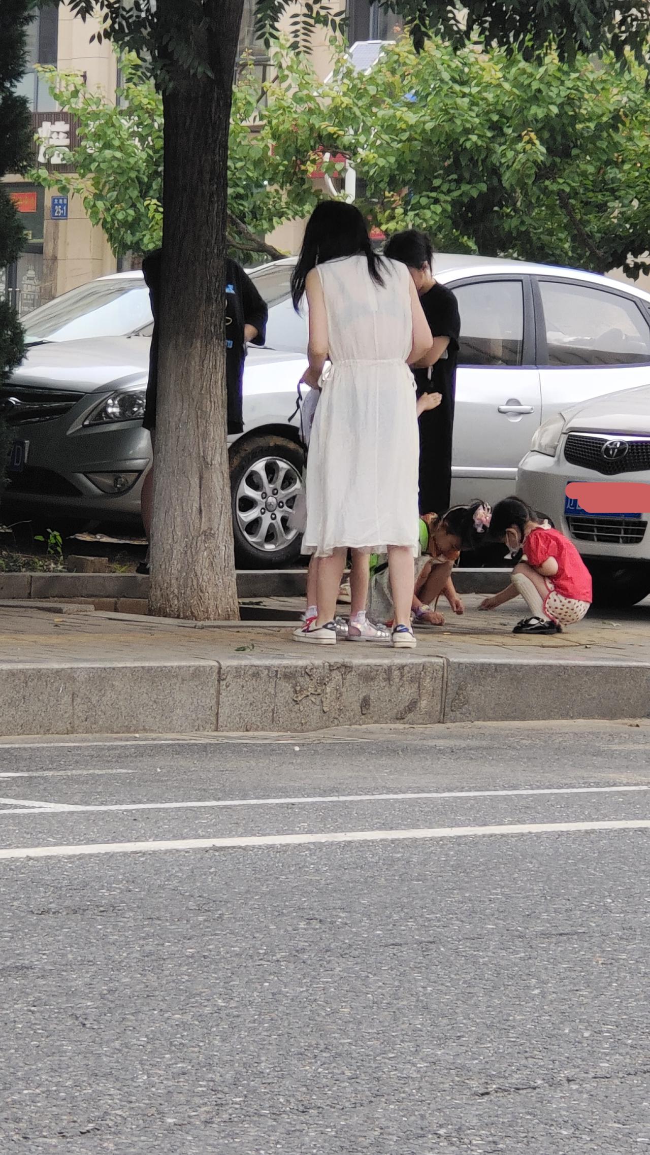 夏天穿白色长裙，那简直氛围感直接拉满。[耶]风一吹裙摆轻飘，随便一站拍照都像电影