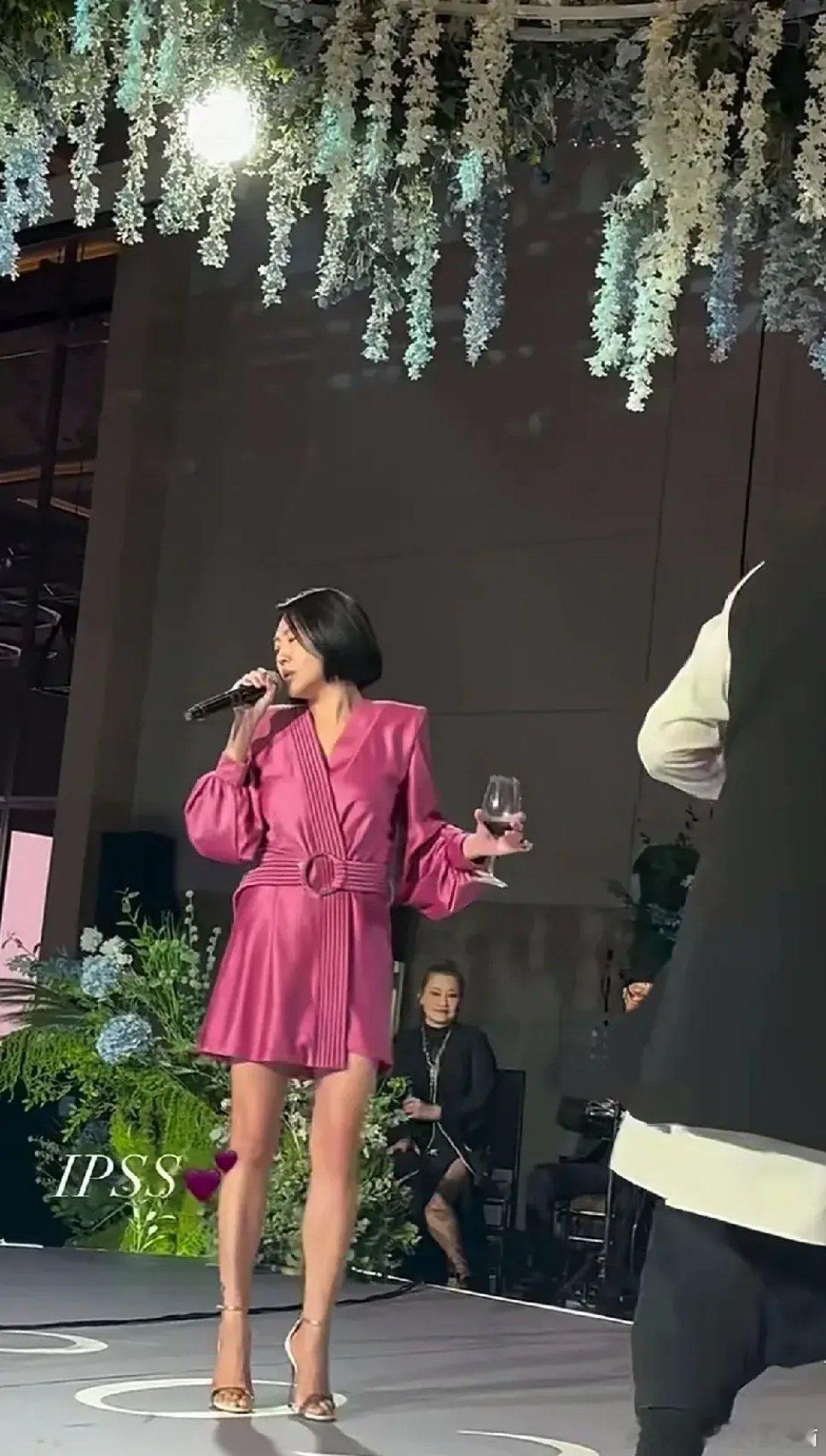 小S比大S聪明多了，别人只看到她在台上台下像个小丑一样，其实她门儿清。1.她至始