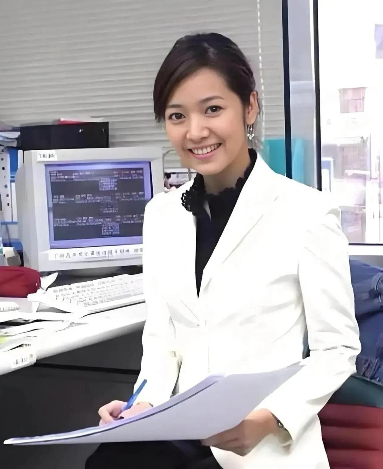 大家还记得优雅知性的姐姐吗？
一张老照片记录着一段美好的记忆。这是侯佩岑早期担任