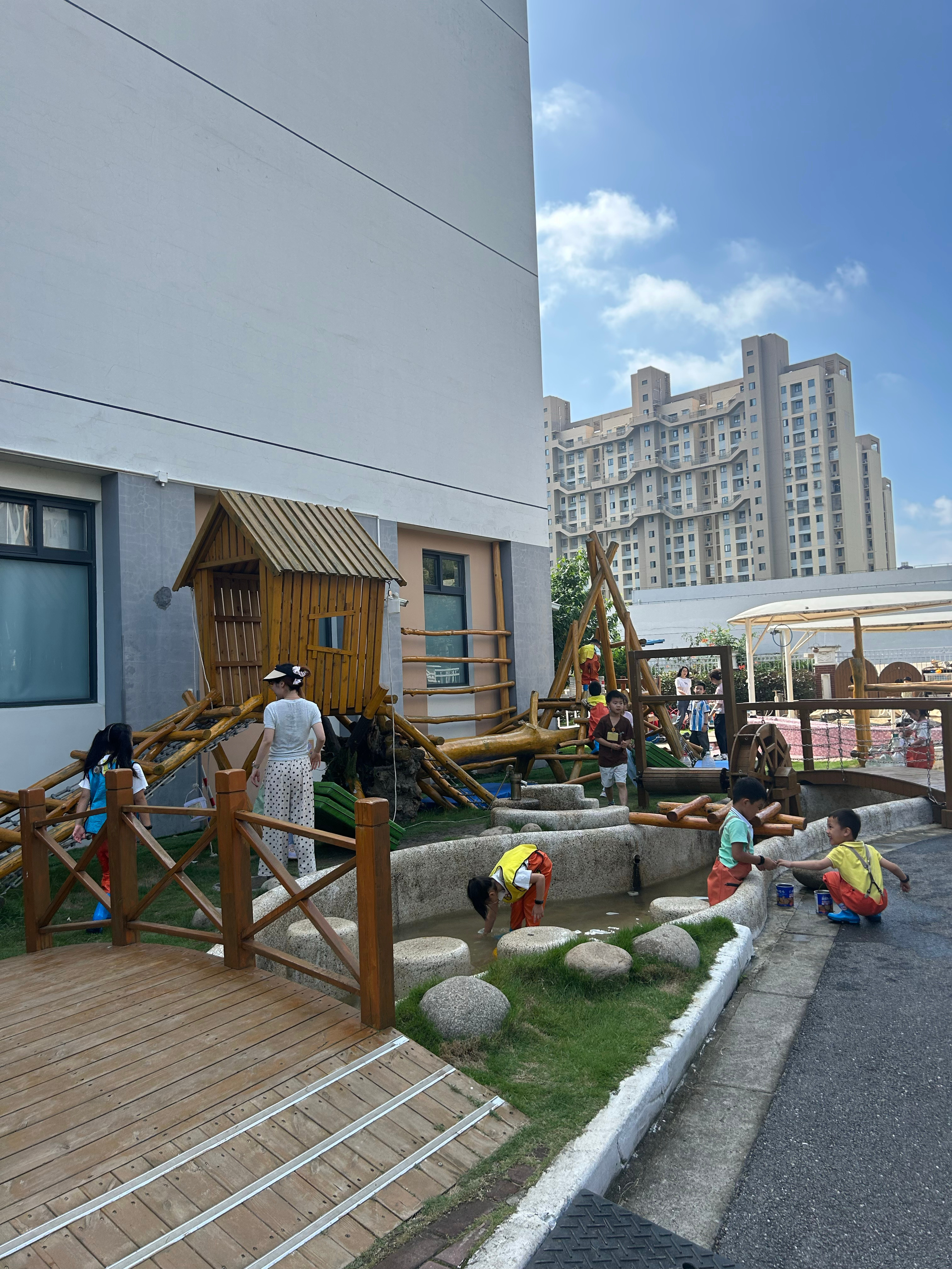 上周有一天全天外出，不用去公司。送孩子去幼儿园，幼儿园转一圈心情大好。小孩子们都