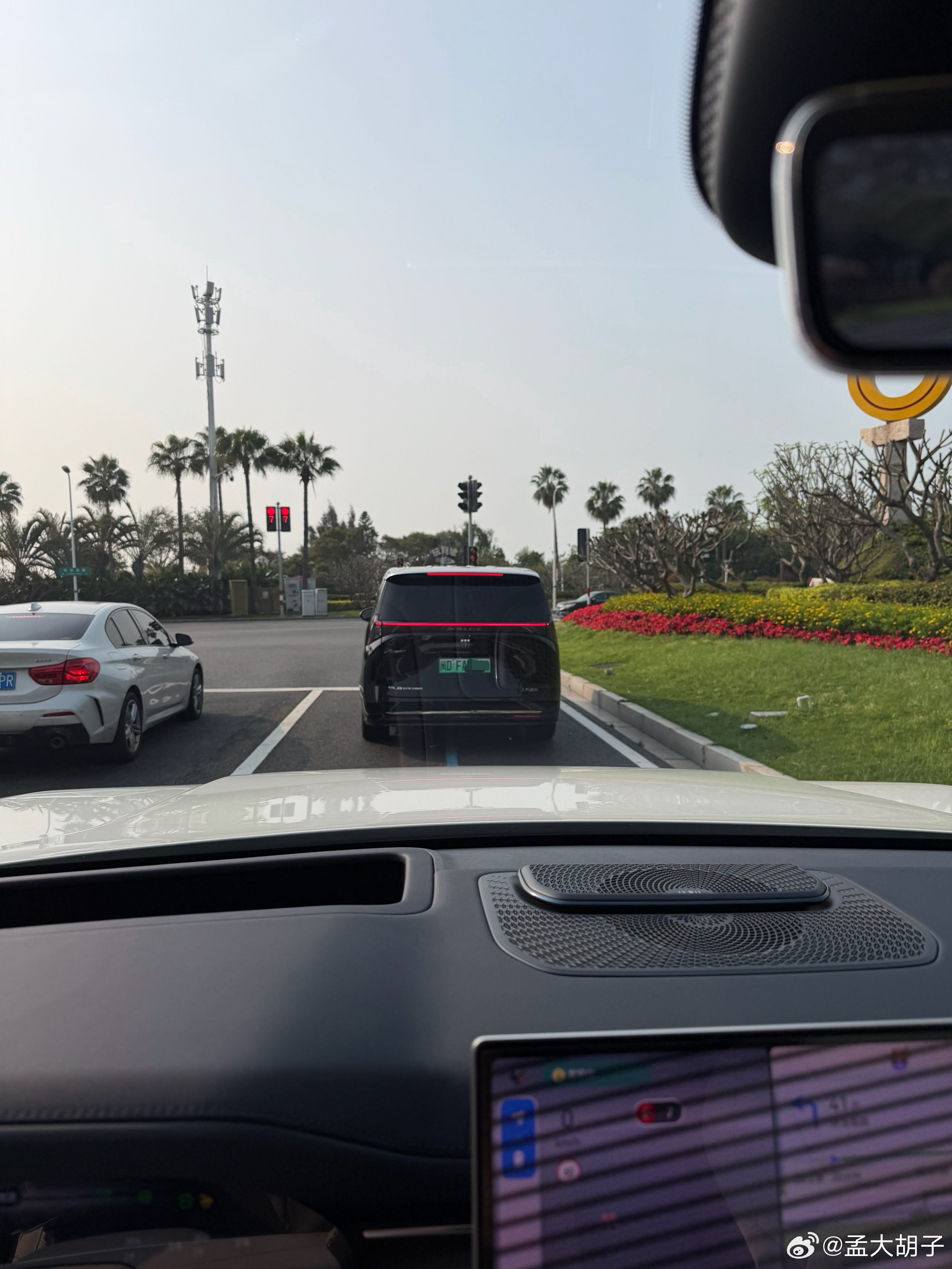 这个车尾远看很像理想MEGA，靠近一看，原来是别克GL8