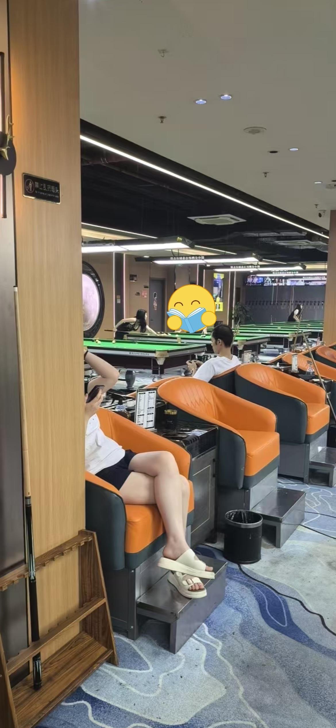 一个朋友去打台球了，叫了个助教。建议放大看。 ​​​