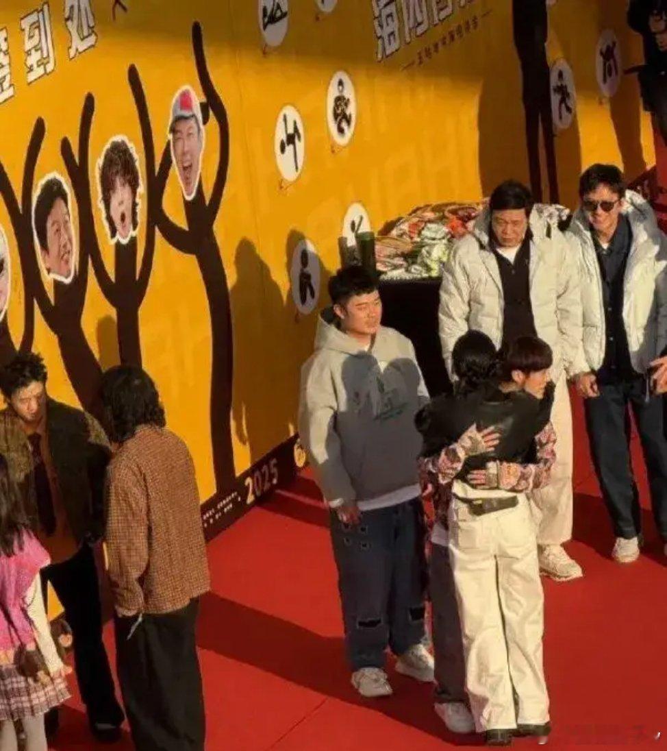 鹿晗杨子姗老熟人见面杨子姗参加五哈的综艺节目录制，她和鹿晗见面后，就来了一个大大