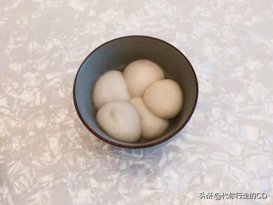 元宵节，无元宵可吃！
一友发来一图馋人，
竟分不清是汤圆还是元宵。
天南地北大拜