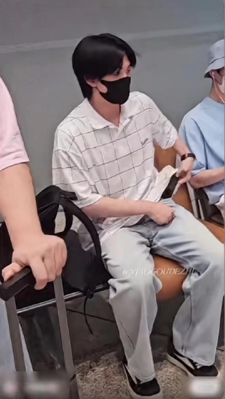 萌萌旁边这位不是吴垚滔嘛

他穿格子衣服，萌萌还是那身熟悉的上衣和帽子。
“勿要