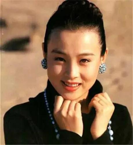 宋丹丹的前弟妹赵明明哭得泣不成声：“我刚出产房的时候，我都还不知道是男孩还是女孩