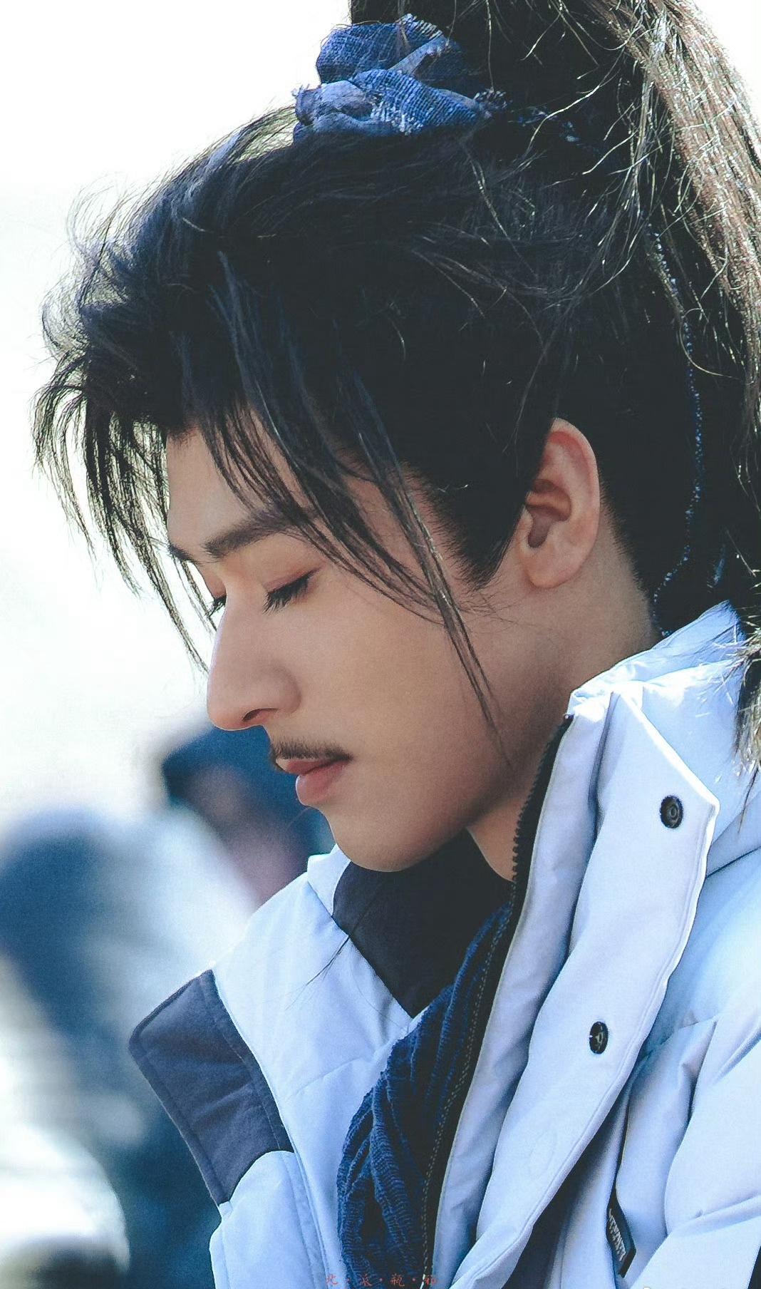 上官飞燕道：“你的朋友是谁？”
花满楼脸上又发出了光，道：“他姓陆，叫陆小凤。”