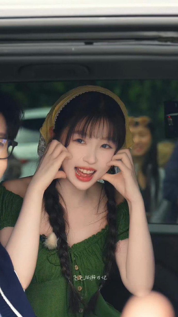 虞书欣《中餐厅》宝宝你今天是一块香香的青提小蛋糕~呜呜呜好甜好可爱啊宝宝！ ​​