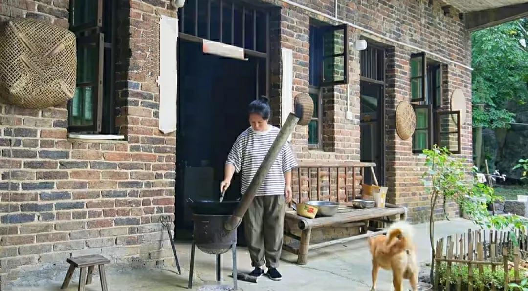 隐居7年使我明白一件事：幸福不属于富人，也不属于穷人，只属于知足的人。

富人豪