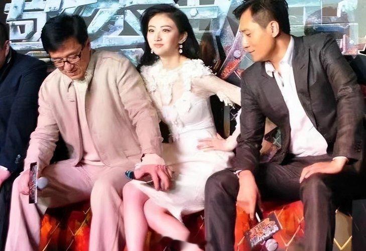 李静在节目里问景甜:“你喜欢孙红雷这样的男生吗？”景甜毫不犹豫的回回答:“很多人