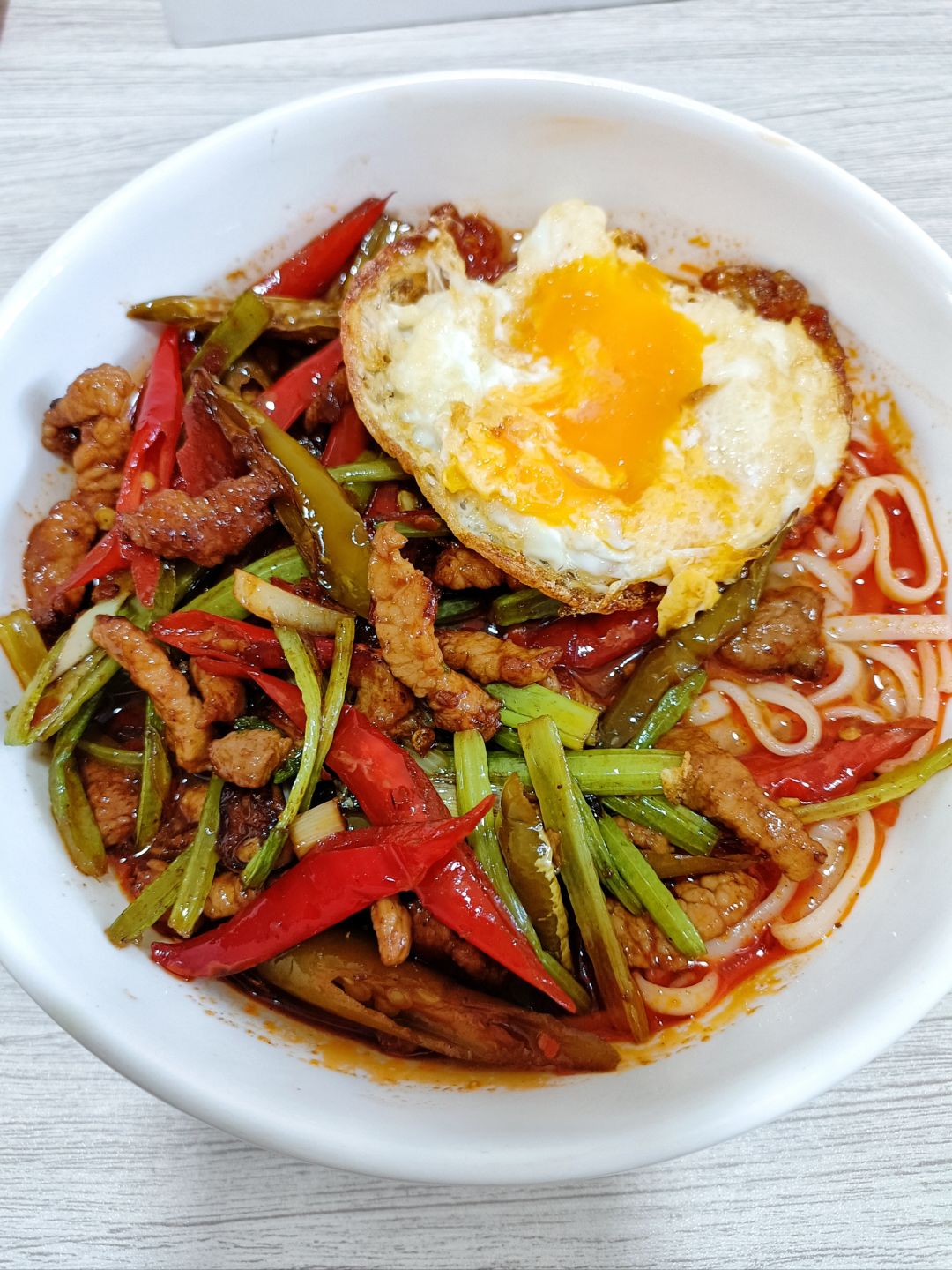 我爱惨了这个泡椒肉丝面！酸酸辣辣太开胃了