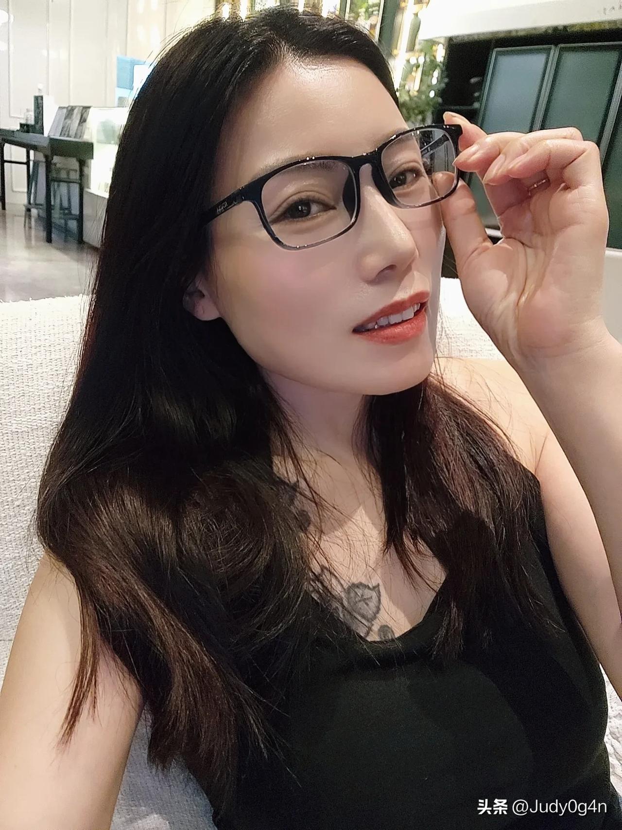 戴上眼镜👓啥也看不清晰，哈哈……