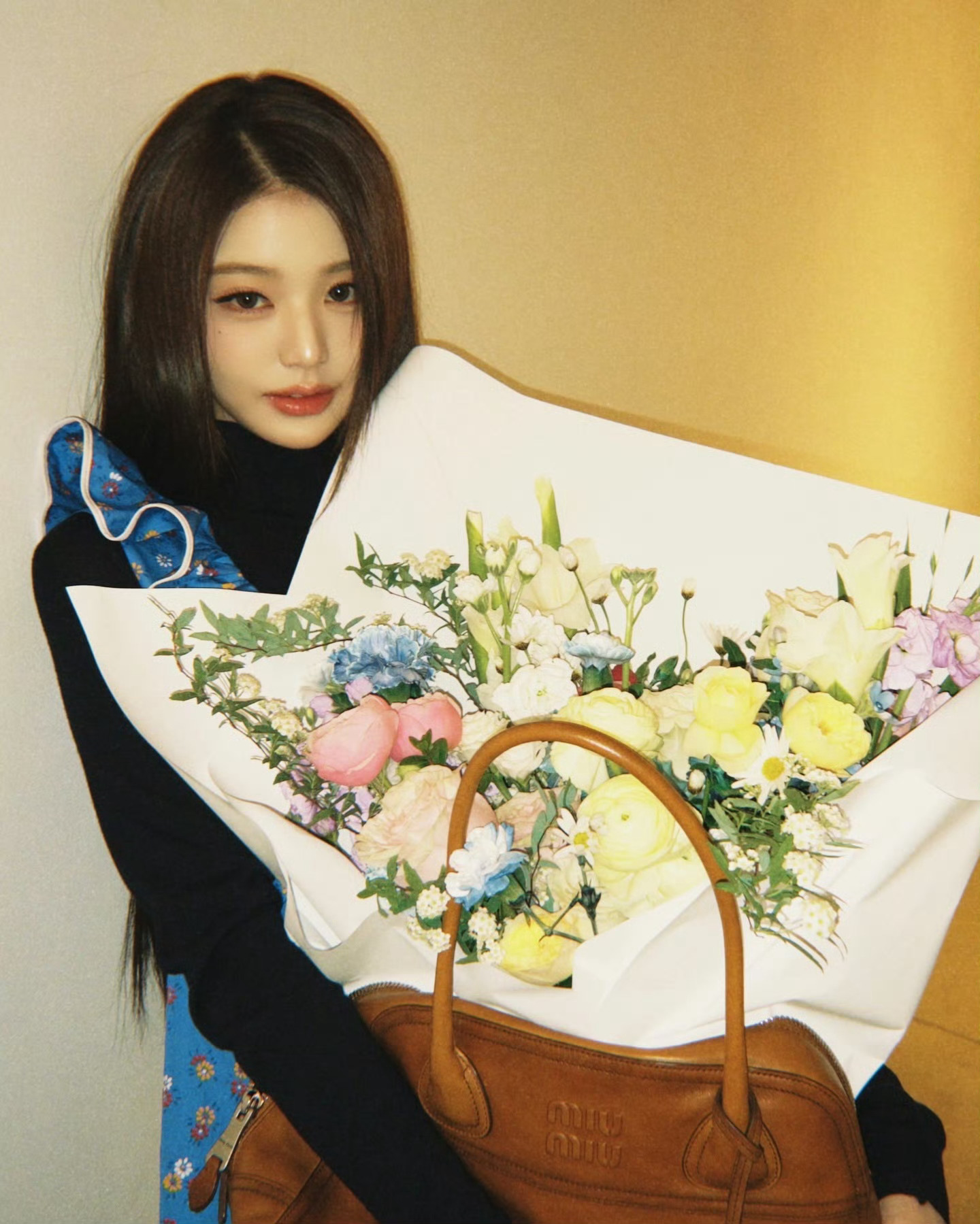 张元英今日ins更新一个👜推广怎么拍出如此美妙的氛围 