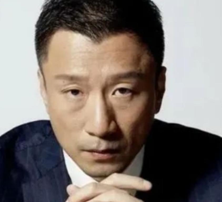 孙红雷的“影帝”之路，是从嫌弃一碗红烧肉开始的。
那年他刚和巩俐拍完《周渔的火车