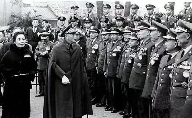 很多人以为，1949年蒋介石败退台湾，是被解放军”打跑”的仓皇之举，实则不然。早