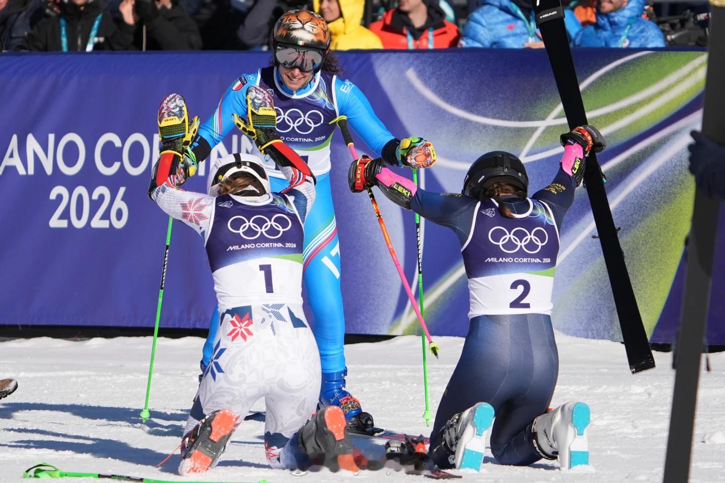【老虎头盔虎虎生威 亚季军向冠军跪拜】冬奥会 2月15日，在冬奥会高山滑雪女子大
