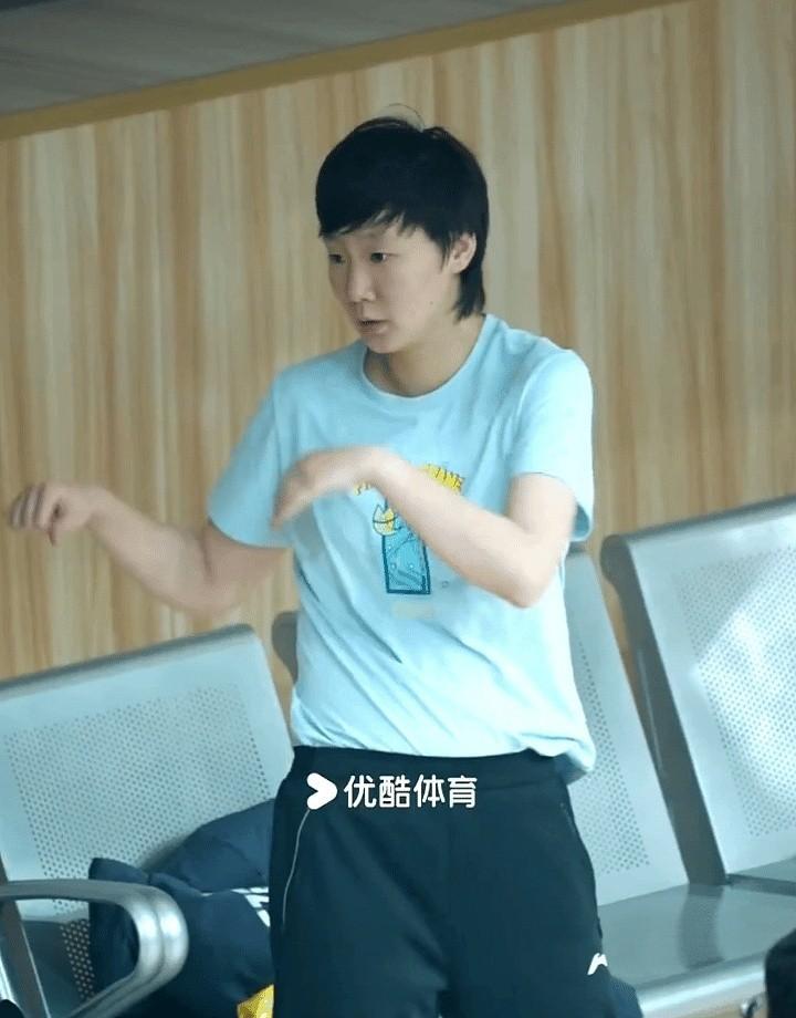 她的眼神，真的变了。
以前看王曼昱打球，眉眼里总拧着一股“杀气”。
现在呢，那股