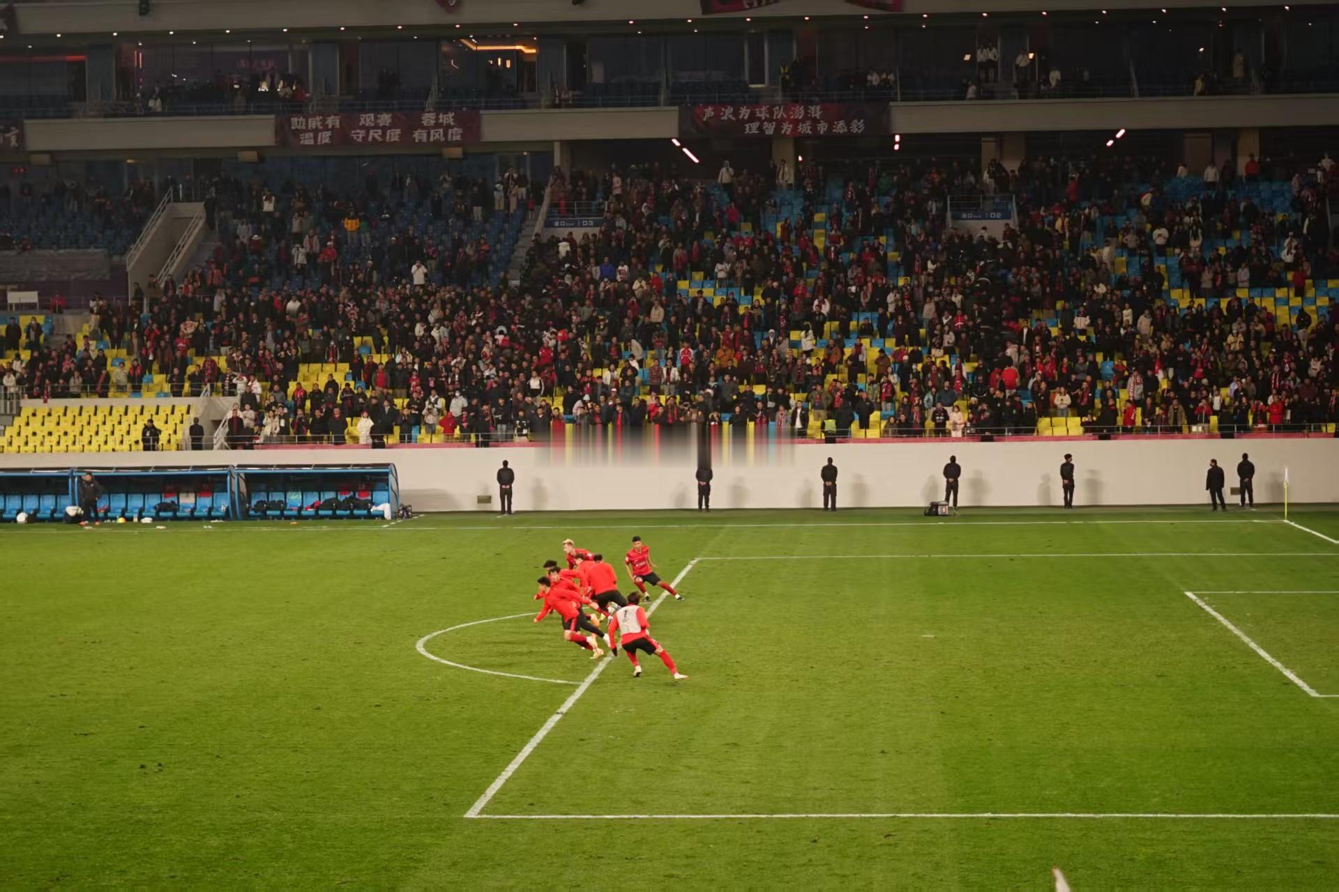 今天比赛赛后，成都蓉城的全体替补队员在场内加练折返跑加练可以保证替补队员与主力队