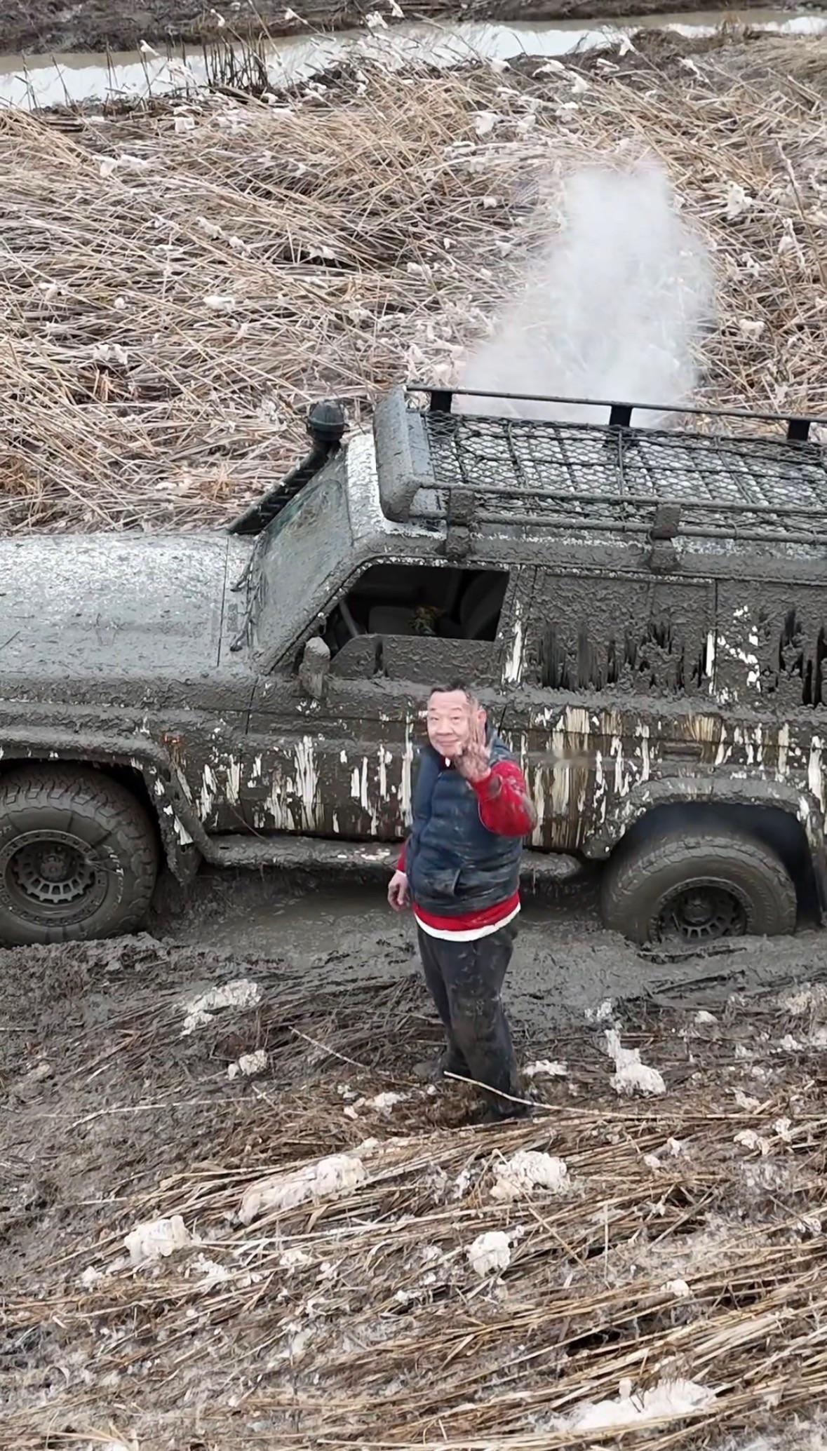 于东来越野车掉进水沟，网友汝河摊偶遇于东来树林越野，满车泥巴单手比ok心态超好。