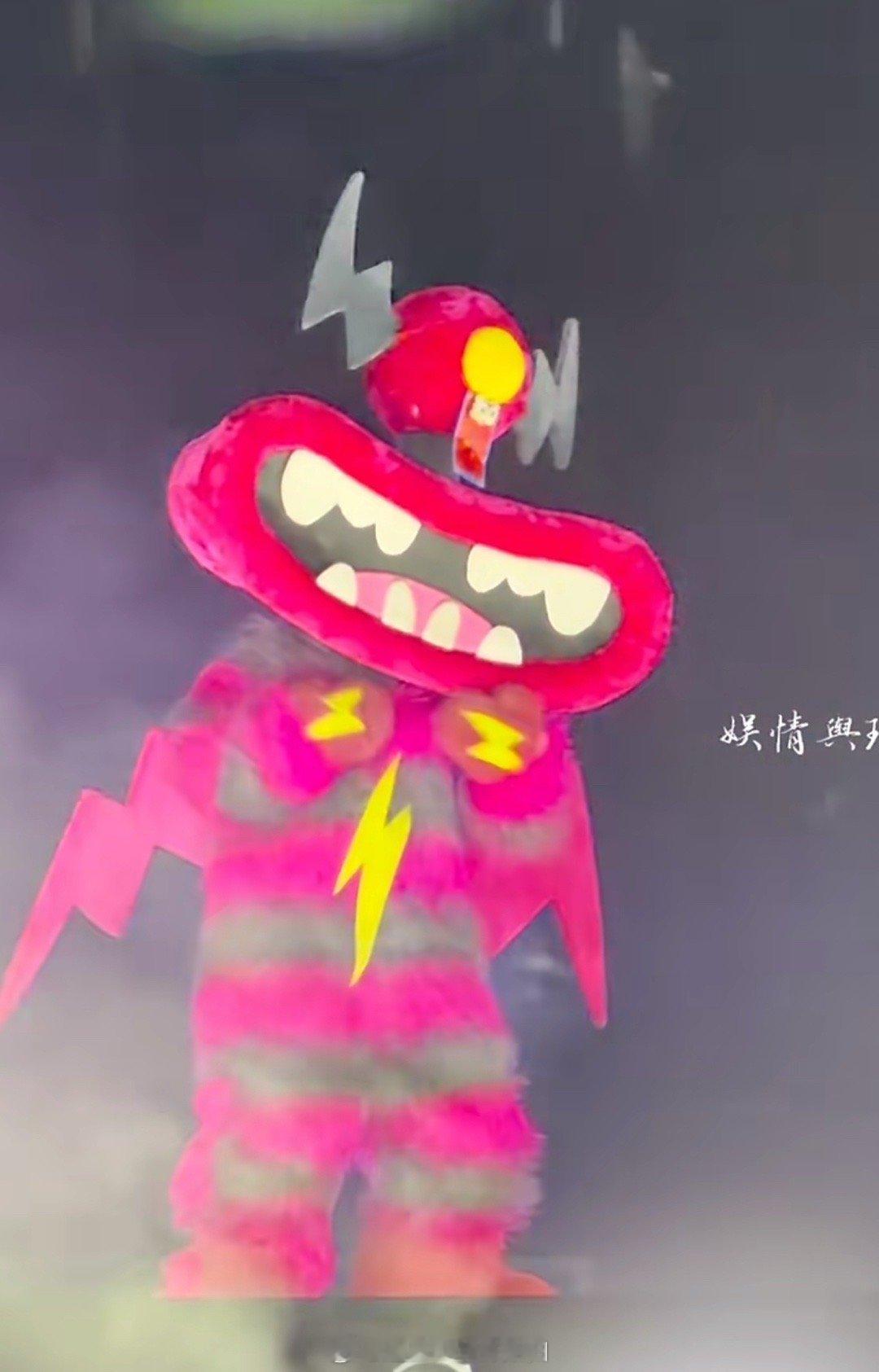 嗨皮牙跳了刀马刀马 这大概是我看过最“不酷”却最快乐的街舞表演。嗨皮牙放下技巧，