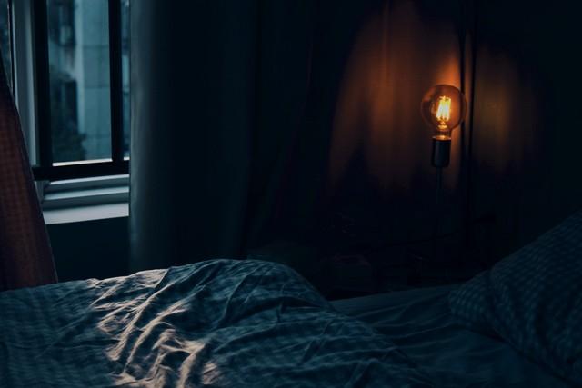 睡觉时关灯更有利于健康。黑暗环境能促进人体分泌褪黑素，帮助调节睡眠周期、提升睡眠