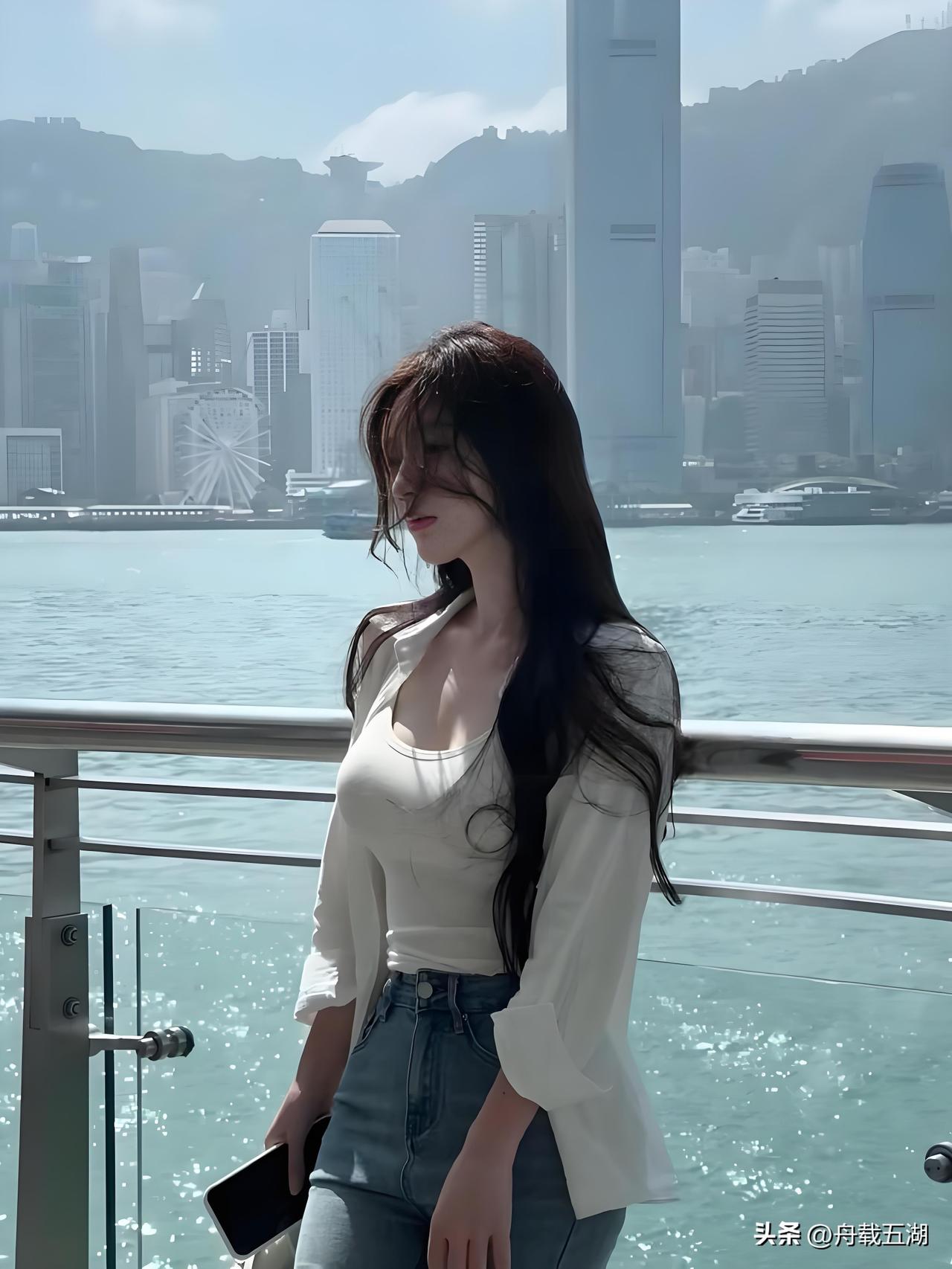 把自己，完全交给这片海。
心事随发梢飘散，思绪在风中融化。
远方繁华，眼前山雾，