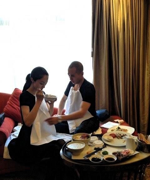 12年前挽胳膊同入酒店，他拉着董璇三人澄清：“只是工作人员。”

12年后旧事重