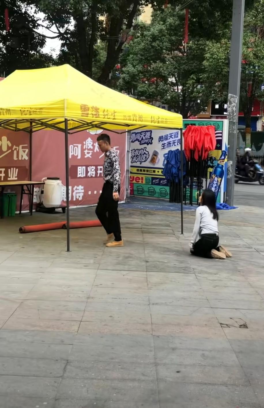 你是有多爱他，值得你这样卑微的下跪？你要知道男人不会爱向他下跪的女人，他只会爱他