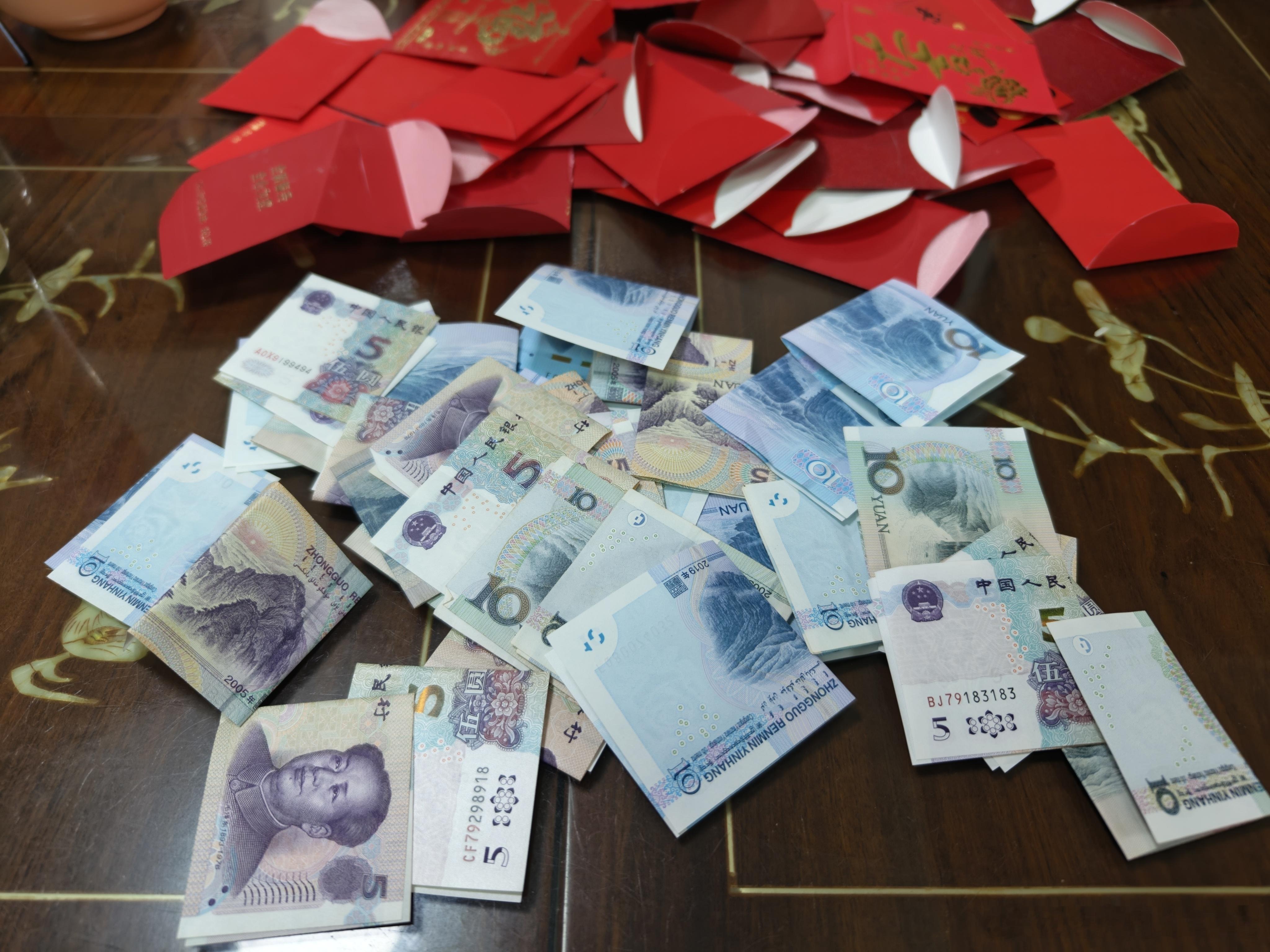 我是广东人，我亲证，广东的红包真的全是 5 块 10 块，但凡超过 10 块的：