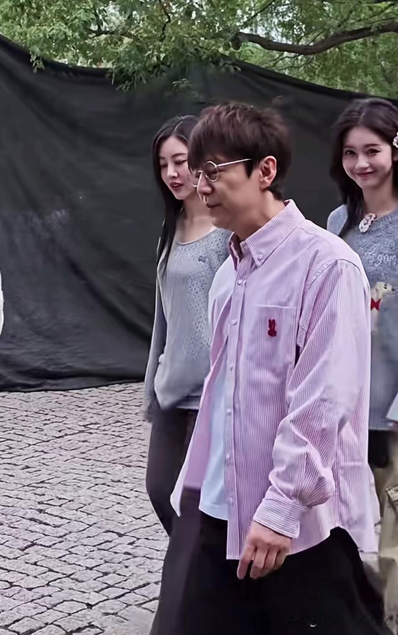 曾经荧幕上的他是帅气的主持人，现在年龄大了之后怎么脸都馒化了，看起来就像是小老头