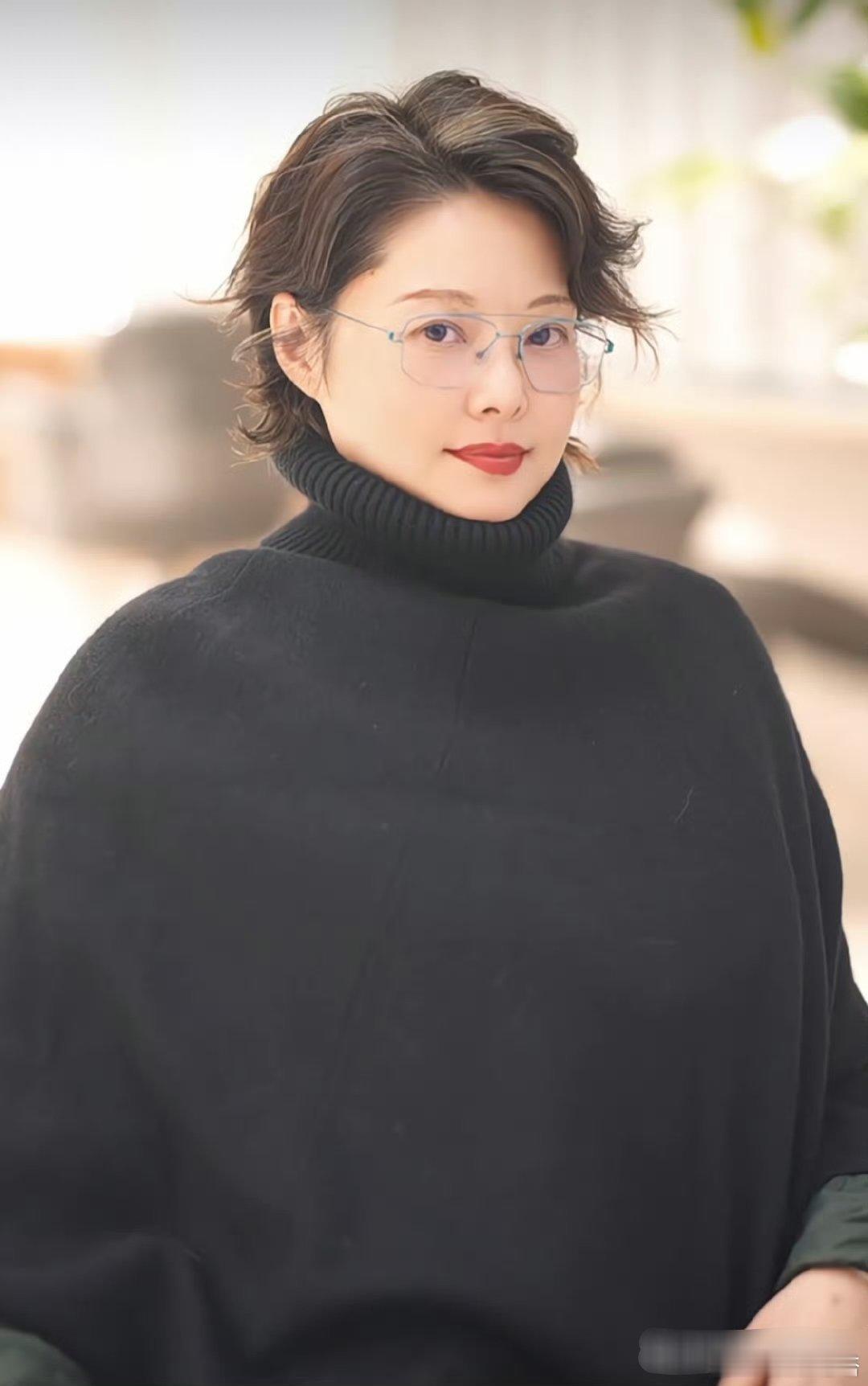 袁立换了新发型人都变年轻了很多，之前的大妈感完全不见了，难怪都说发型决定颜值。 