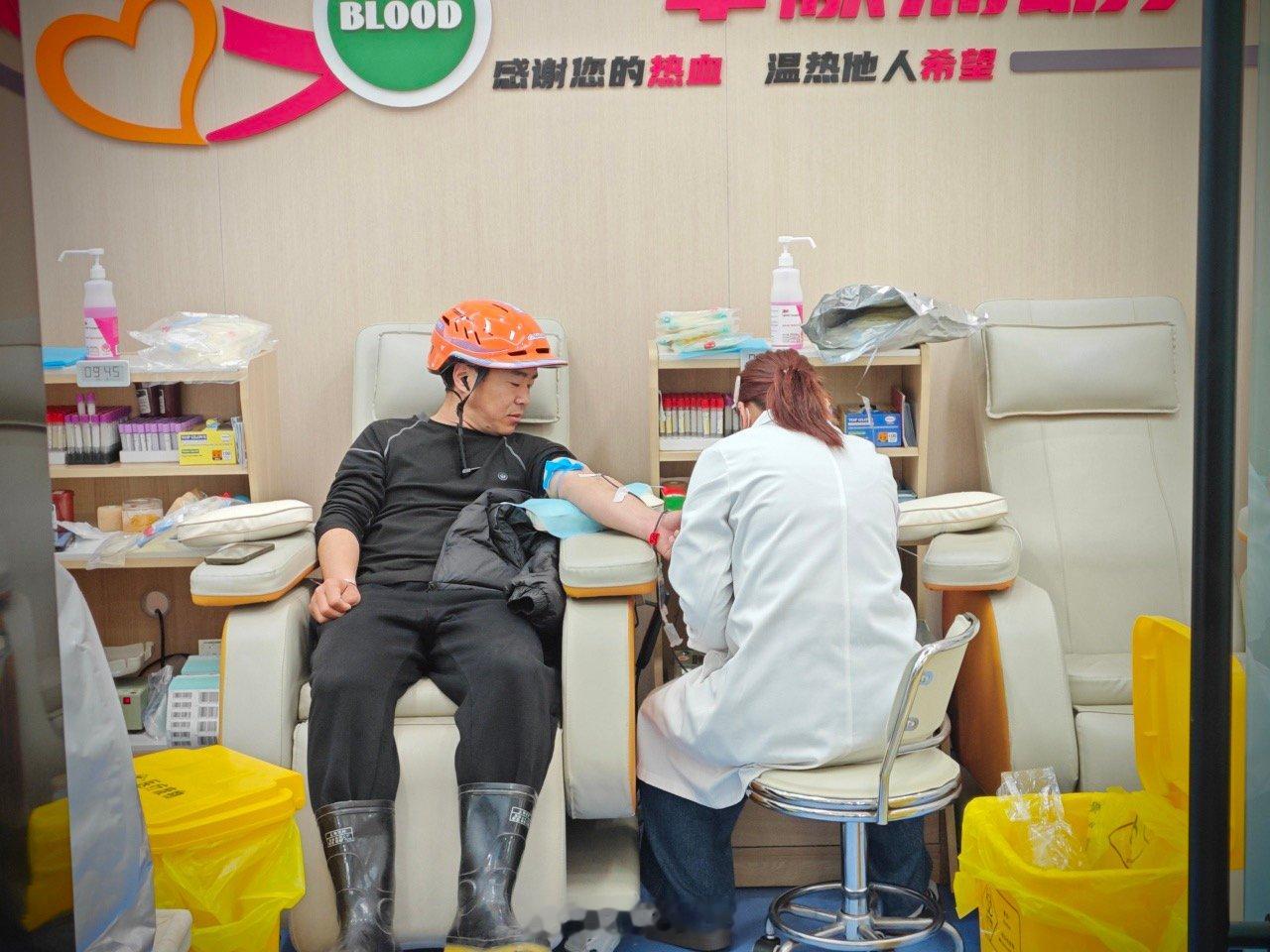 宁波外卖骑手集体献血超万毫升超暖心 近日，宁波鄞州组织外卖快递骑手集体无偿献血，