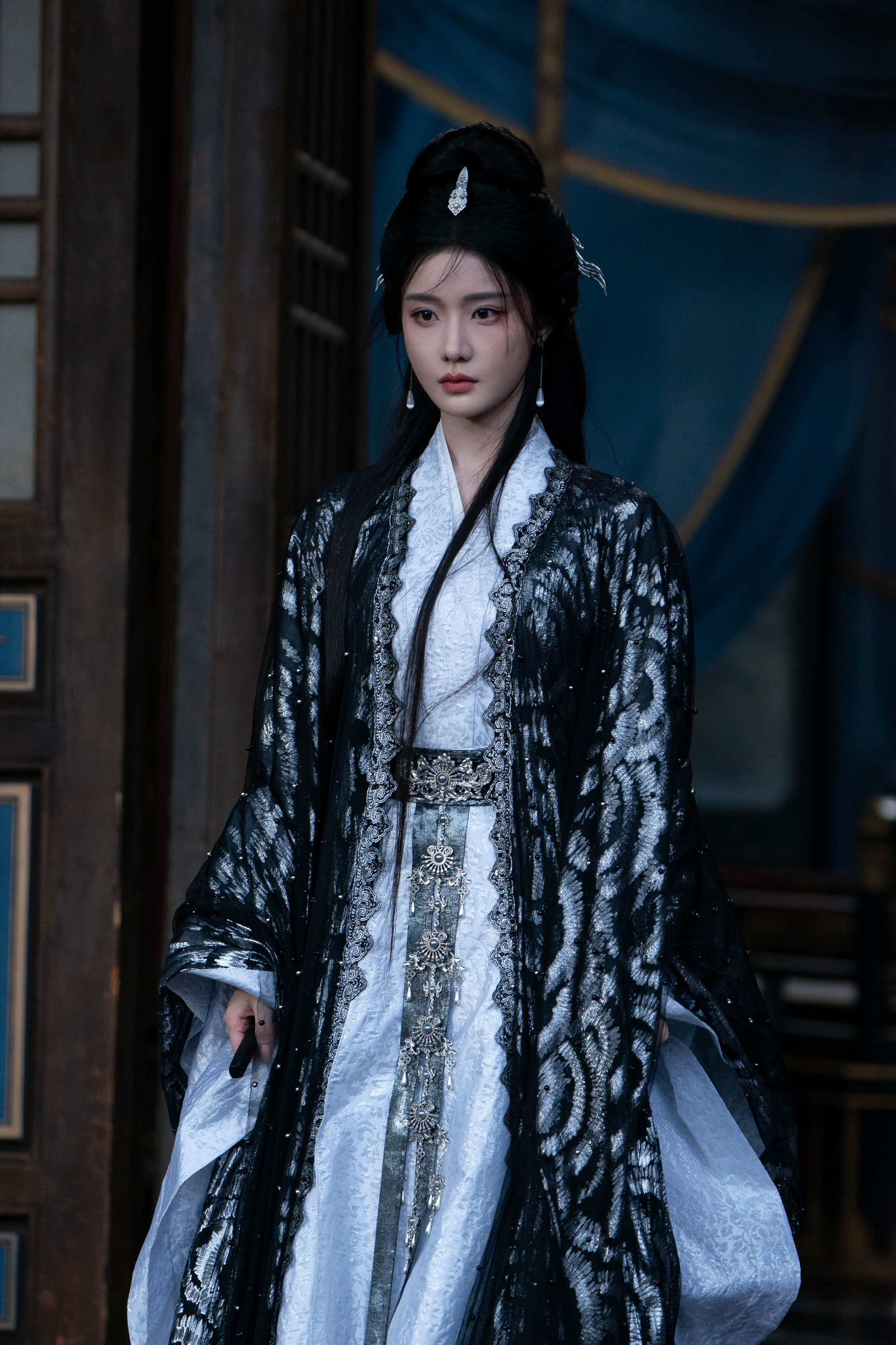 造型这套做得很带感！陈意涵 《凤凰台上》☽ 剧照-黑衣（黑白）“若这天不容我，我