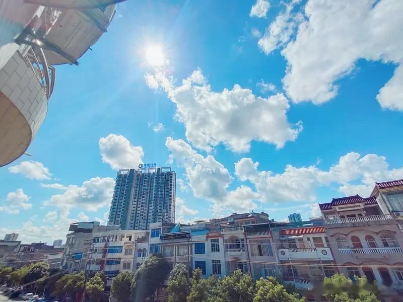 心若不晴，谁为你撑伞？路若泥泞，光在脚下亮。