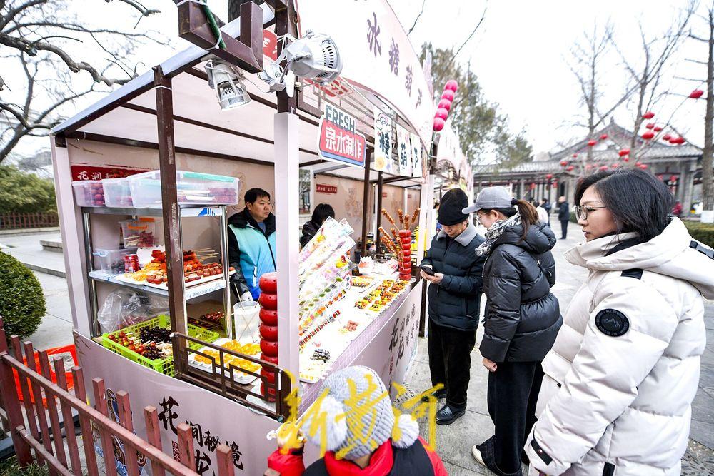 【泉畔好物市集焕新亮相】1月31日，位于五龙潭公园青泉广场的寒假迎春好物市集正式