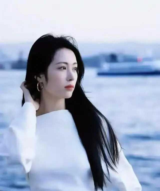 香港一校花好漂亮， 身高173cm，体重46kg 真是美不胜收